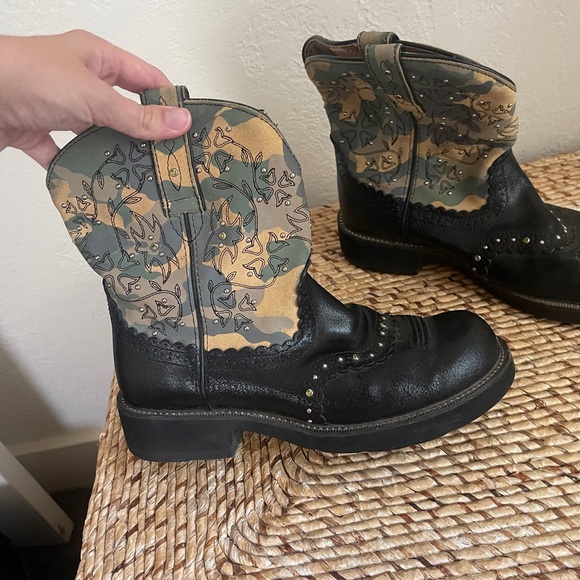 Ariat woman’s cowgirl boots size 9.5 black camo - Picture 3 of 9